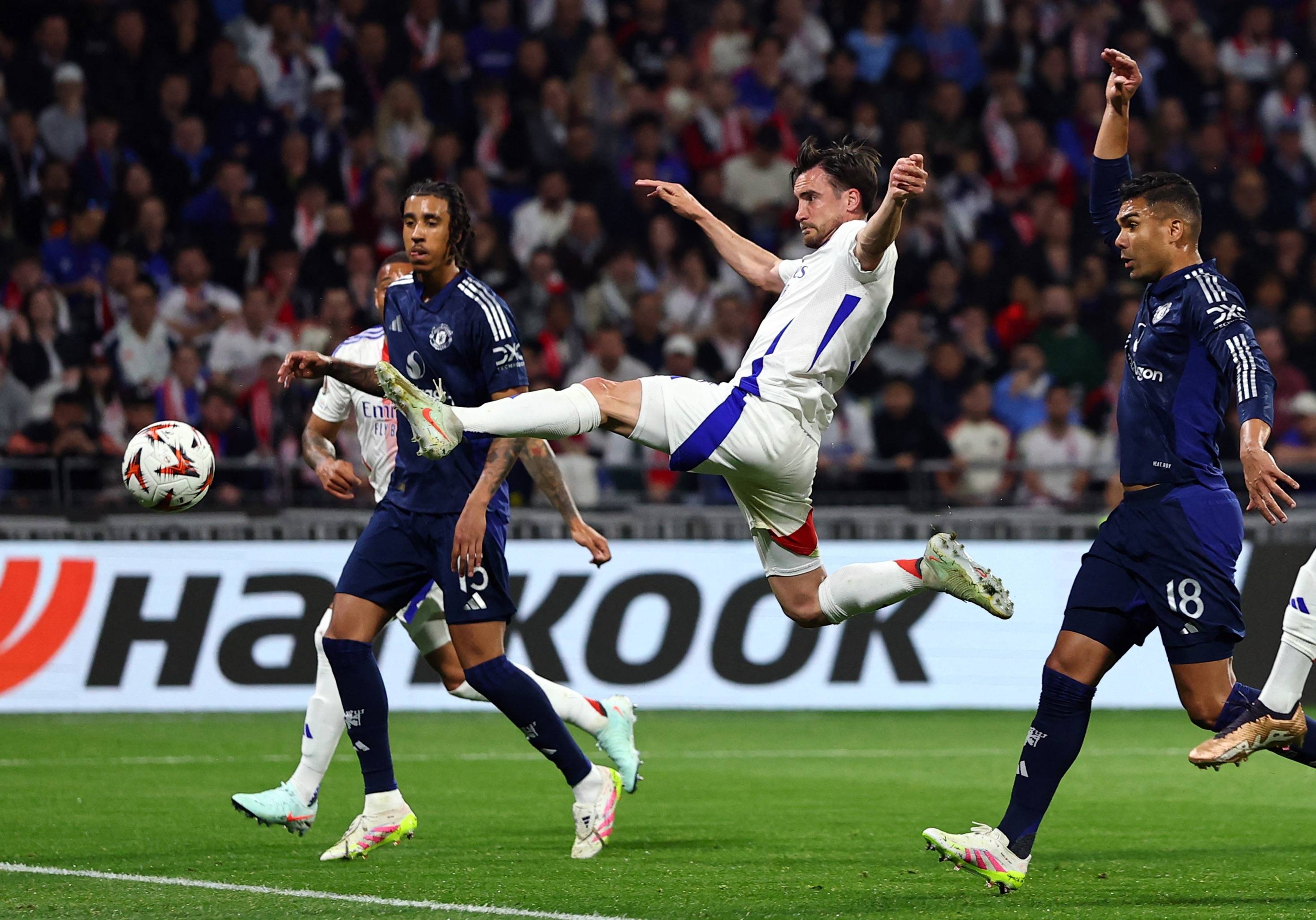 里昂鏖战巴萨，加维点燃赛场